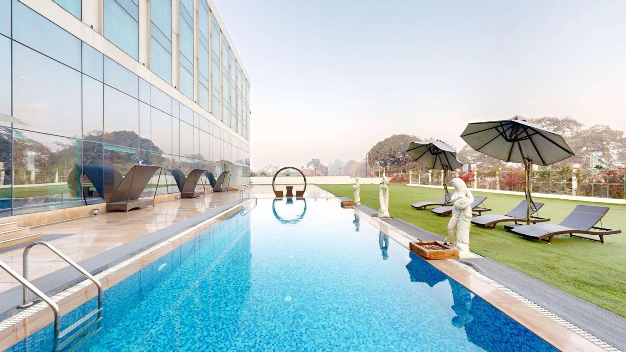 Radisson Hotel Bareilly Airport Экстерьер фото